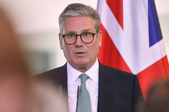 Keir Starmer, britischer Premierminister, steht trotz Drucks und Wahlniederlagen fest im Amt.