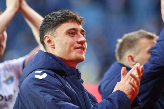 Stefano Marino jubelt nach Vertragsverlängerung beim SC Paderborn 07, Fußballer in Aktion.