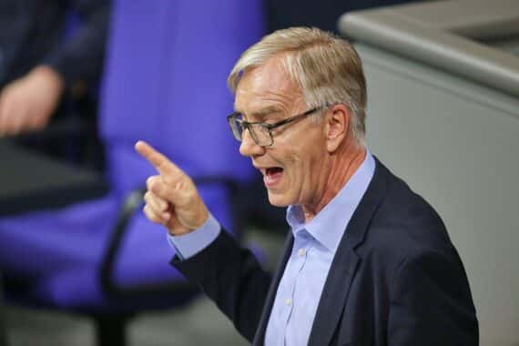 Dietmar Bartsch kritisiert Bundesregierung und fordert dringend Struktur- und Steuerreformen für Deutschland.