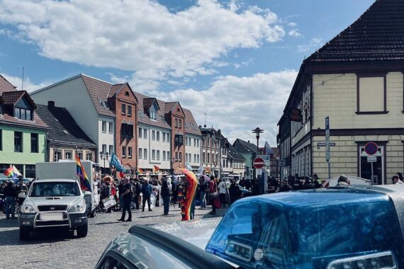 Friedliche Demonstration in Parchim mit bunten Teilnehmern, Polizeipräsenz und lebendiger Atmosphäre.