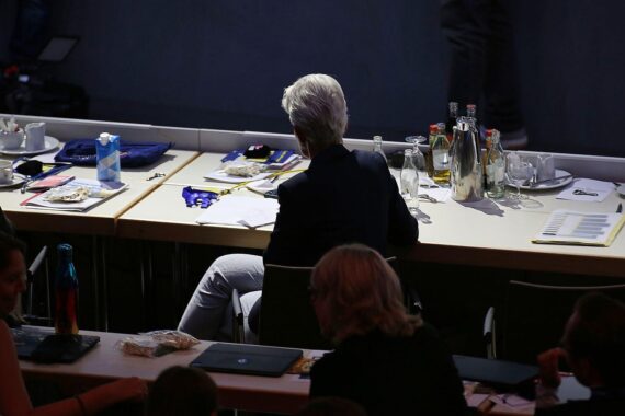 Marie-Agnes Strack-Zimmermann auf FDP-Parteitag, symbolisiert Auswahl und innere Parteidynamik.