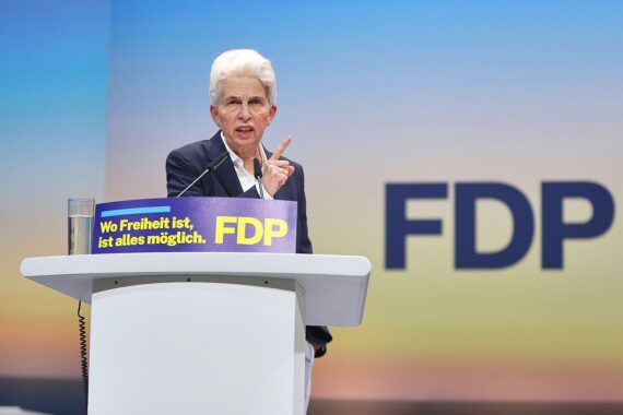 Marie-Agnes Strack-Zimmermann diskutiert politische Ausrichtung der FDP nach Niederlage beim Parteivorsitz.