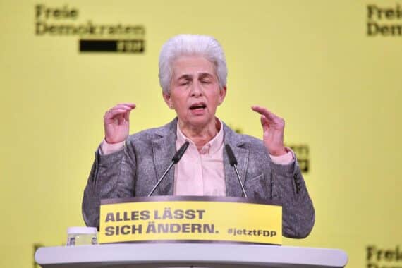 Marie-Agnes Strack-Zimmermann spricht über US-Truppenabzug und europäische Sicherheitsinteressen.