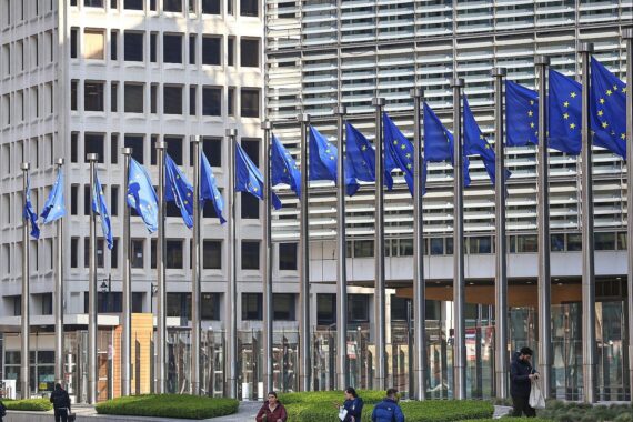 EU-Fahnen, Marie-Agnes Strack-Zimmermann und Unterstützung für die Ukraine im Fokus.
