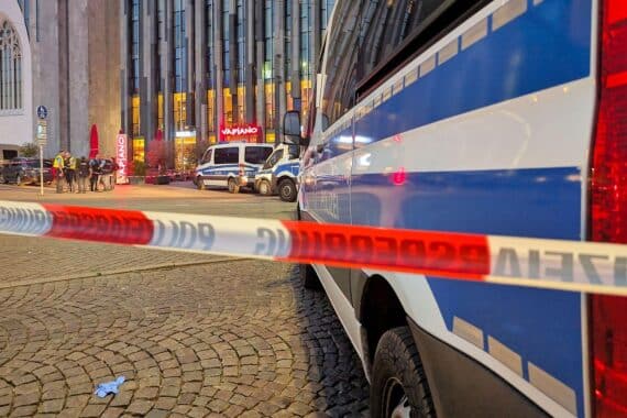 Auto überfährt Menschenmenge in Leipzig, Amokfahrt mit zwei Toten und mehreren Verletzten.