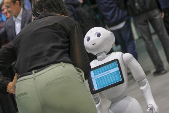 Ein menschliches Gehirn, ein KI-Roboter und Sprachverarbeitung in harmonischer Verbindung.