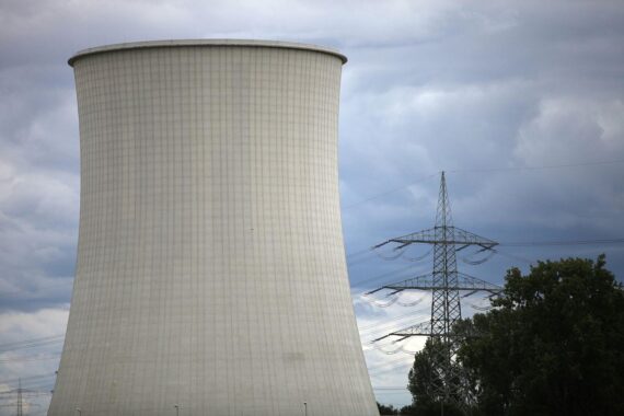 Atomkraftwerk mit Wind- und Solaranlagen, symbolisiert den eingeschränkten Beitrag zur Klimaziele.