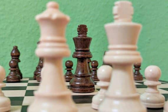 Schachbrett mit Figuren, symbolisiert schnelle Entscheidungen und strategisches Denken bei komplexen Situationen.
