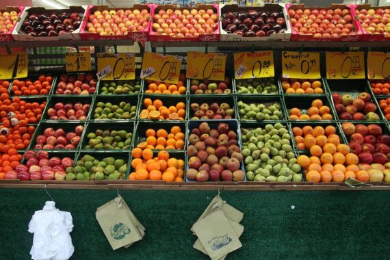 Frischer Obststand, Vielfalt der Früchte, Symbol für gesunde Ernährung und lokale Produktion.