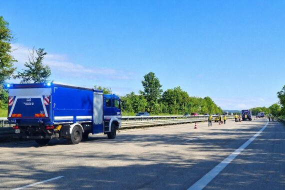 Einsatzkräfte üben Verkehrsabsicherungen und Sicherheitsmaßnahmen auf der gesperrten A7 bei Hildesheim.