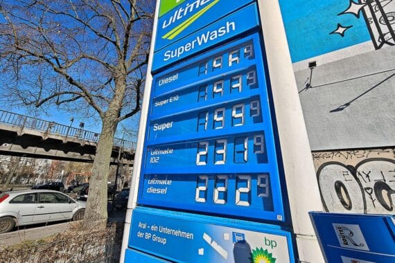 Tankstelle mit gesunkenen Spritpreisen, Preistafel zeigt Diesel und Super E10 deutlich niedriger.