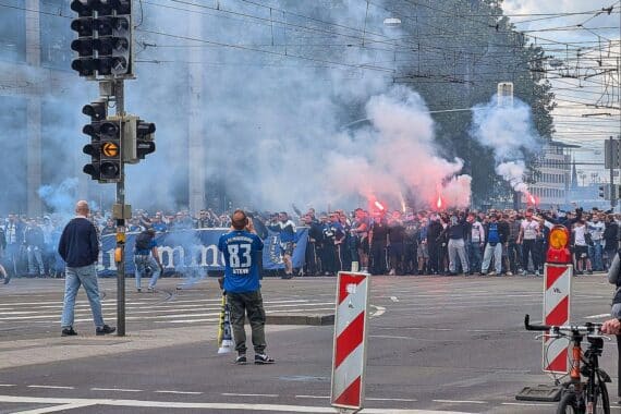 Fanmarsch des 1. FC Magdeburg mit jubelnden Fans, Bengalos und lautem Gesang durch die Stadt.