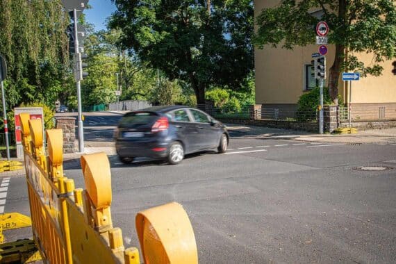 Mozartbrücke in Koblenz, Verkehrszeichen zur Teilsperrung, Baustelle mit Umleitungshinweisen.