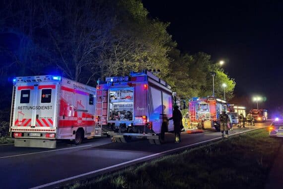 Schwerer Verkehrsunfall: Umgestürztes Auto, Einsatzkräfte bei Rettungsarbeiten, traurige Szenerie.