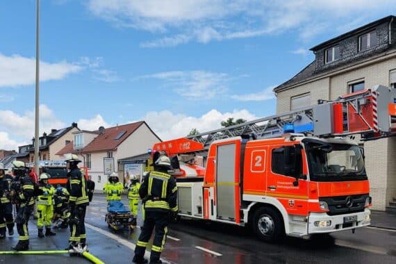 Feuerwehreinsatz bei Brand in Bonn, Rettungskräfte löschen und sichern die Einsatzstelle.