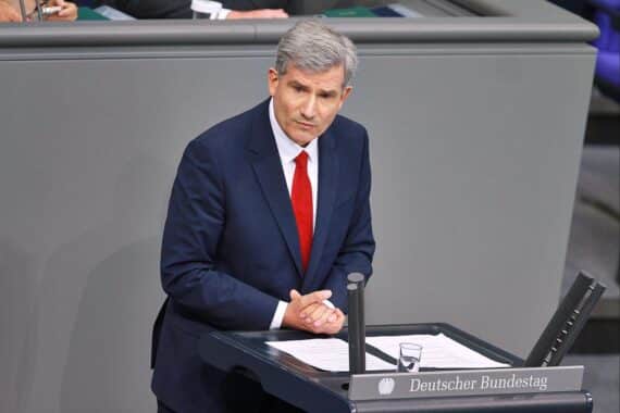 Metin Hakverdi spricht in Washington über deutsche Verteidigungsinvestitionen und Beziehungen zu Trump.
