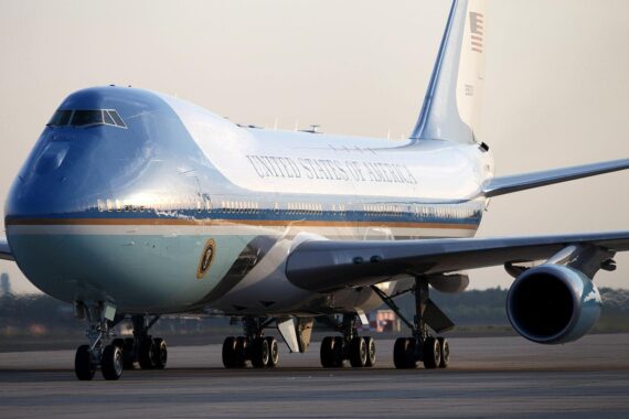 Air Force One landet in Peking, Empfang durch junge Chinesen mit Flaggen.