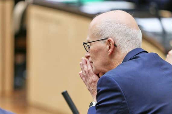Peter Tschentscher verteilt Briefe für Olympia-Referendum an Hamburger Haushalte, Diskussion entfacht.