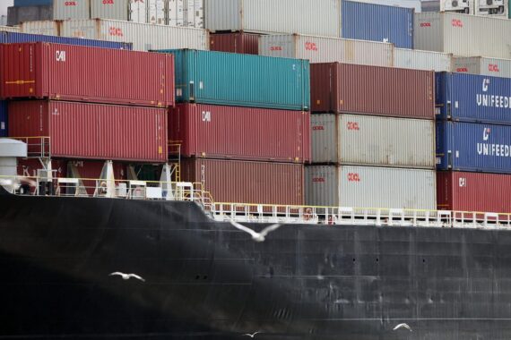 Container-Schiffe in der Straße von Hormus, US-Blockade, geopolitische Spannungen zwischen Iran und USA.