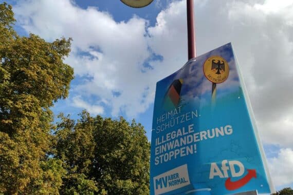 AfD-Plakat mit Wahlkampfankündigung, symbolisiert Stärke und Einfluss in Mecklenburg-Vorpommern.