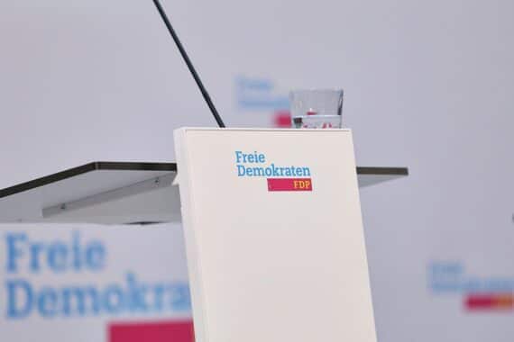 FDP-Pressekonferenz mit politischen Vertretern, Umfrage zu Wählerpotential und liberalen Erwartungen.