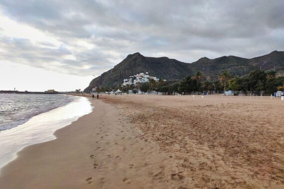 Entspannter Strand auf Teneriffa: Urlaubsthema trotz Unsicherheiten durch Iran-Konflikt bleibt angesagt.