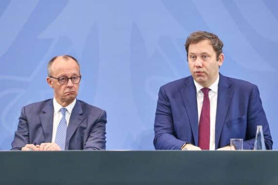 Friedrich Merz und Lars Klingbeil diskutieren politische Spannungen der schwarz-roten Bundesregierung in Berlin.