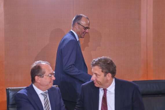 Politiker Dobrindt, Merz und Klingbeil symbolisieren die Krise der schwarz-roten Koalition in Deutschland.