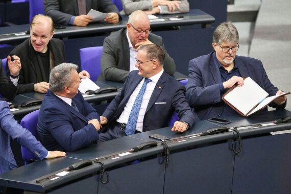 Meinungsumfrage zur AfD: Möglicher Machtwechsel in Deutschland, viele erwarten Ministerpräsidentenpositionen.