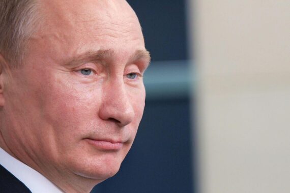 Wladimir Putin lehnt Friedensgespräche mit Selenskyj ab, betont langfristige Lösungen.