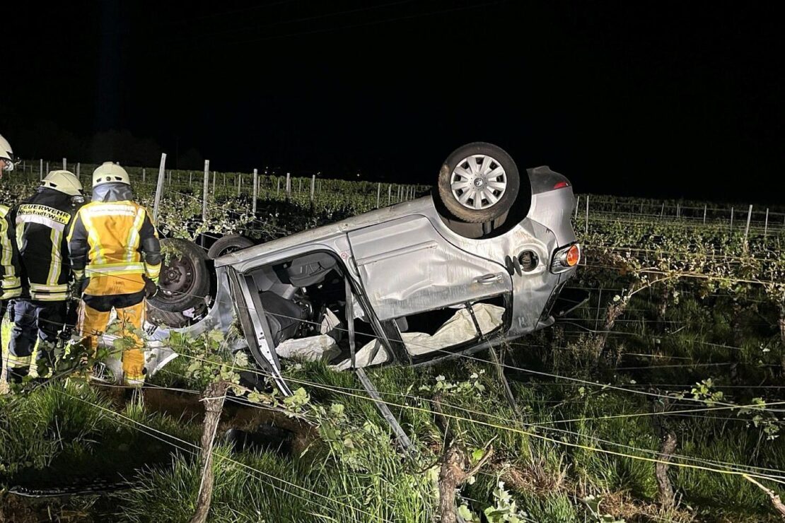 Unfall auf A65 bei Kirrweiler: Auto überschlägt sich im Weinberg