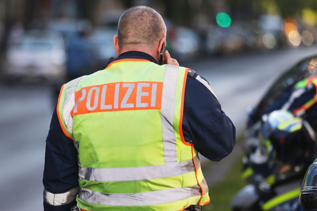 Unfall in Spandau: Drei Verletzte, Ermittlungen gegen Schaulustige