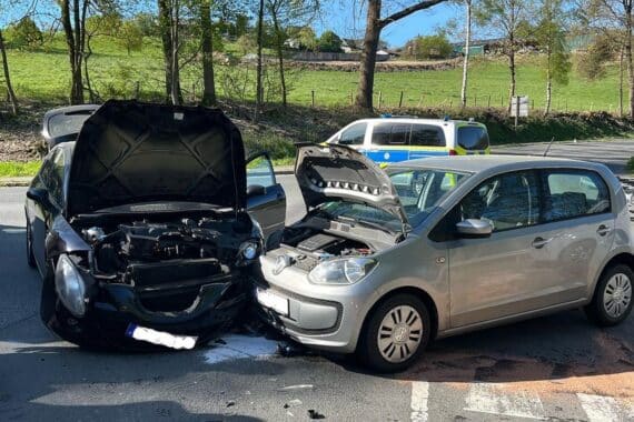 Zwei beschädigte Autos nach Verkehrsunfall in Wipperfürth, Einsatzfahrzeuge und Polizei sind sichtbar.