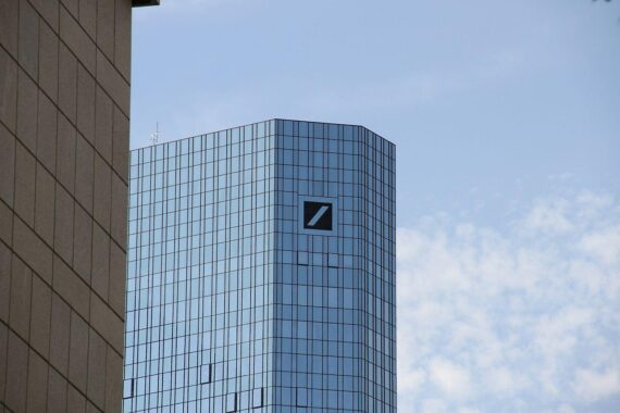 Hauptversammlung der Deutschen Bank: Diskussion über Aufsichtsratsvergütung und geplante Reformen.