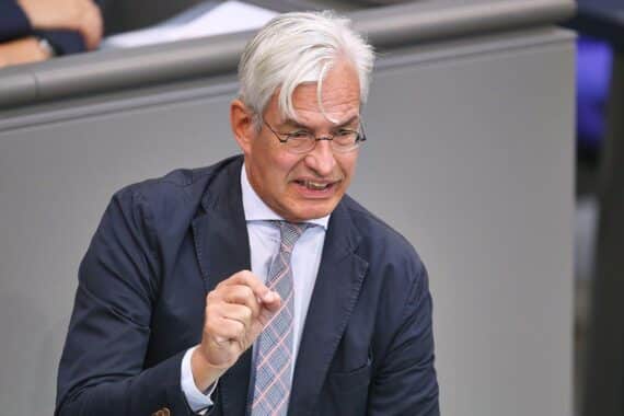 Mathias Middelberg spricht über Steuerreform: Entlastung für kleine und mittlere Einkommen im Fokus.