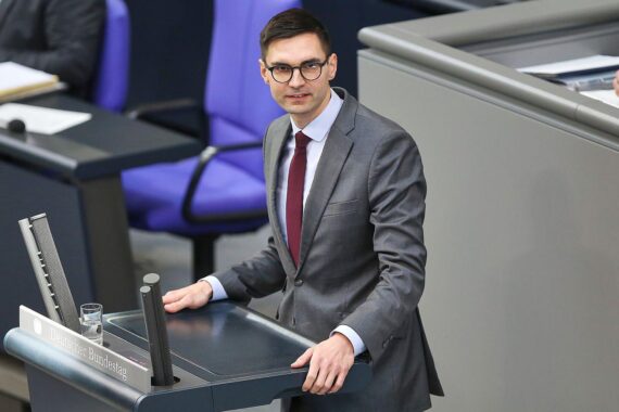 Politiker Sepp Müller diskutiert Renteneintrittsalter, symbolisiert durch Uhren oder Arbeitsmotive.