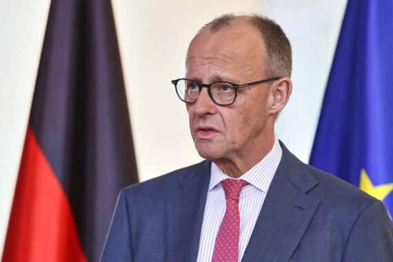 Frank Werneke kündigt Proteste gegen Friedrich Merz’ Reformpläne an, warnt vor Arbeitnehmerrechten.