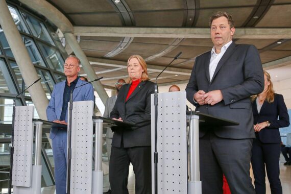 Drei Politiker diskutieren ernst bei DGB-Kongress, soziale Gerechtigkeit und Reformen im Fokus.