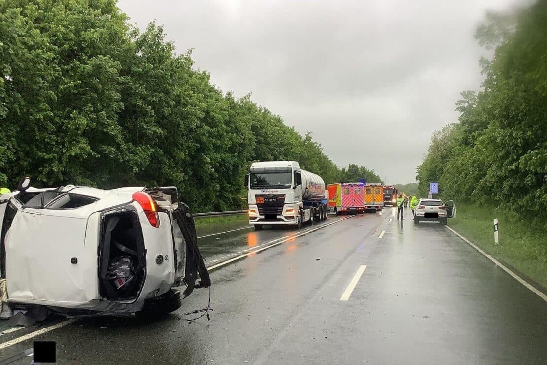 Verkehrsunfall auf der B64 bei Paderborn fordert drei Verletzte