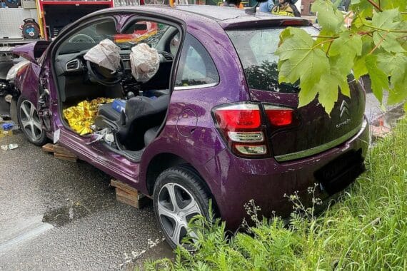 Zwei beschädigte Pkw nach Verkehrsunfall, Feuerwehr rettet verletzte Person, Einsatz technischer Geräte.