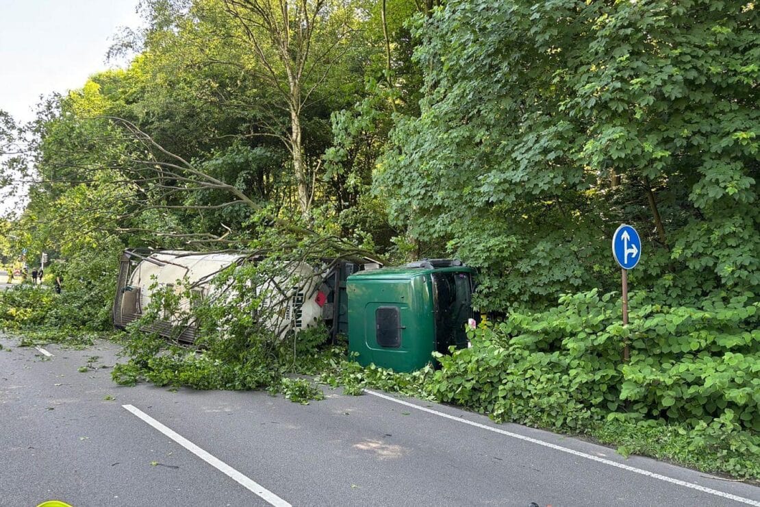 Verkehrsunfall mit Gefahrgut-LKW auf der B 224 in Gladbeck