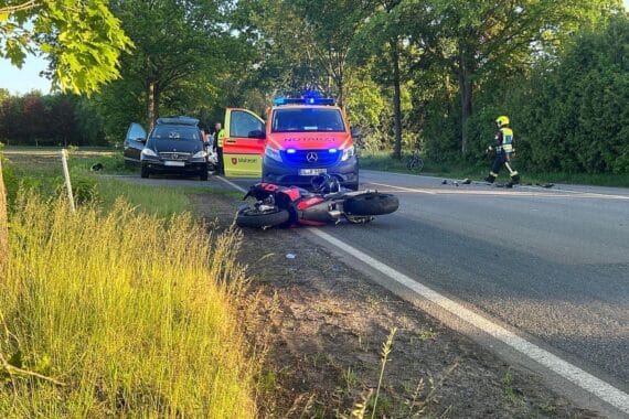 Motorradunfall: Feuerwehr und Rettungsdienst sichern die Straße und versorgen den verletzten Fahrer.