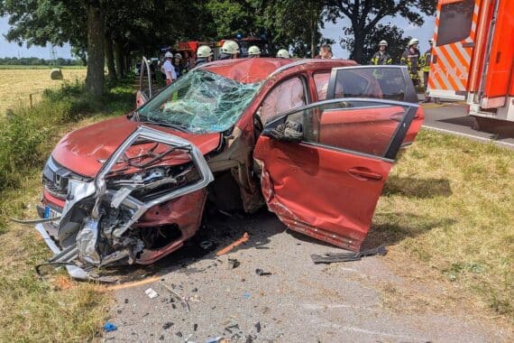 Verkehrsunfall mit verletzten Personen, Feuerwehr und Rettungsdienst im Einsatz auf Gocher Landstraße.