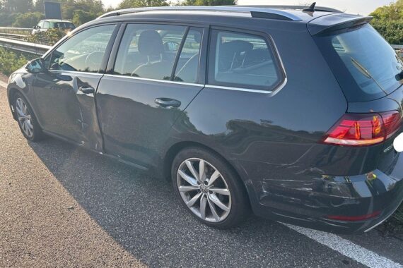 Verkehrsunfall zwischen LKW und VW Golf auf B10; Golf gedreht, leichte Verletzungen.