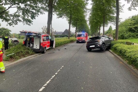 Verkehrsunfall in Dortmund: Notarztfahrzeug kollidiert mit PKW, beide Fahrzeuge stark beschädigt.