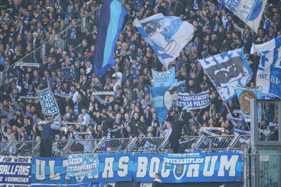Bochum-Fans im Stadion, Dialog über Sanierung, Emotionen und Vielfalt der Meinungen.