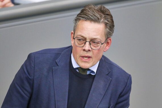 Konstantin von Notz spricht zu Cybersicherheit und rechtlichen Fragen im Bundestag.