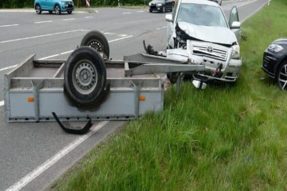 Schwerer Verkehrsunfall auf B188 zwischen VW und Toyota; Polizei sperrt Straße, Fahrzeuge beschädigt.