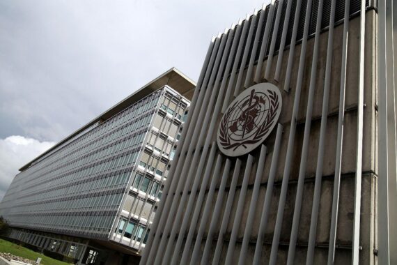WHO-Gebäude in Genf: Globale Gesundheitsziele gefährdet, Fortschritt ungleichmäßig und Herausforderungen bestehen.