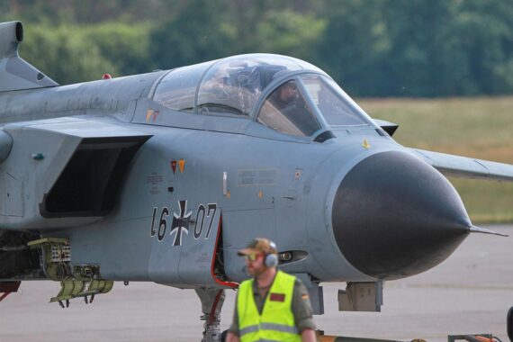 Tornado-Kampfjet über Wolken, symbolisiert Luftverteidigung und internationale Sicherheit.